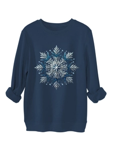 Detail van de feestelijke sneeuwvlokprint met glitter op deze marineblauwe trui