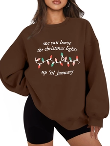 Detalle del eslogan navideño y estampado de luces de colores en sudadera marrón