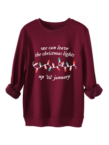 Detalle de sudadera de felpa granate con luces festivas y frase navideña