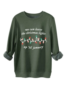 Detalle del forro polar cálido y los gráficos festivos de Navidad en la sudadera verde