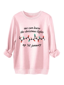 Detalle de la sudadera rosa de forro polar con luces de Navidad y estampado festivo