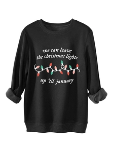 Detalle de sudadera negra con forro de felpa gris y estampado gráfico navideño
