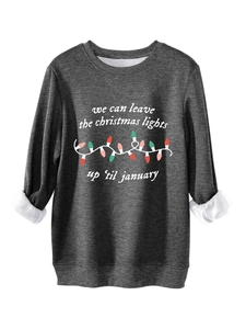 Detalle del forro polar cálido y estampado navideño festivo en la sudadera gris