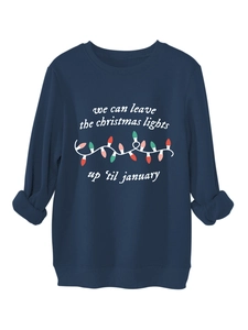 Detalle de sudadera azul marino con texto navideño e impresión gráfica festiva