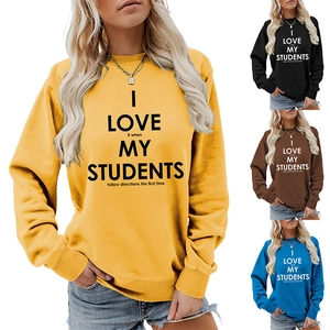 Détail du sweat-shirt avec poignets côtelés et slogan imprimé pour les enseignants