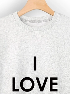 Détail de l'encolure du sweat gris et imprimé I LOVE sur tissu en coton mélangé