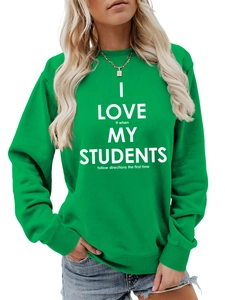 Détail du sweat-shirt vert montrant les poignets côtelés et l'imprimé textuel blanc