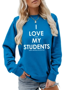Vue détaillée du sweat-shirt bleu avec citation d'enseignant imprimée en blanc gras