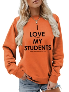Détail du sweat orange à col rond avec l'inscription I LOVE IT WHEN MY STUDENTS