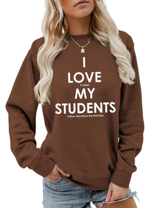 Détail de l'imprimé blanc sur un sweat-shirt marron à col rond pour femme