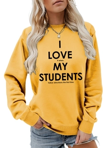 Détail des poignets côtelés et de l'imprimé sur le sweat-shirt jaune pour enseignant