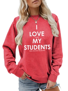 Gros plan d'un sweat rouge avec impression de slogan blanc et poignets côtelés