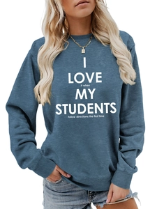 Détail du sweat-shirt bleu avec texte blanc pour enseignant et finitions côtelées