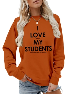 Détail du sweat orange à manches longues avec texte pour enseignant imprimé en coton