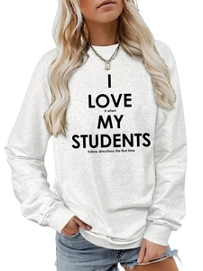 Détail du col rond et de l'imprimé texte sur un sweat-shirt blanc chiné décontracté