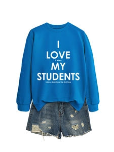 Détail du sweat-shirt bleu roi avec imprimé blanc et short en jean denim délavé
