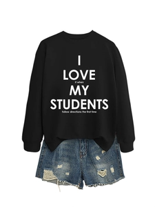 Détail d'un sweat-shirt décontracté noir avec imprimé blanc et short en jean bleu avec déchirures