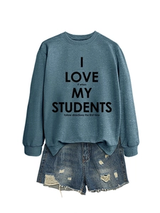 Vue à plat du sweat bleu-gris avec texte imprimé et short en jean délavé décontracté