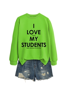 Détail du sweat vert néon avec slogan et du short en jean aux bords effilochés