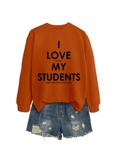 Mise à plat d'un sweat orange avec slogan et d'un short en jean bleu délavé usé