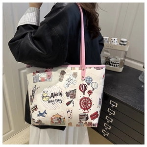 Détail du sac cabas ours avec anses roses et illustrations de dessins animés de Hong Kong