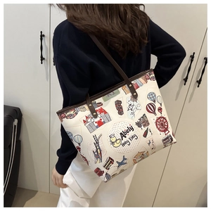 Vue détaillée du sac fourre-tout blanc avec poignées marron et motifs de Hong Kong