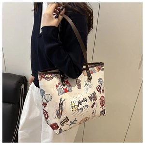 Détail du sac cabas à motifs de voyage avec imprimés colorés et anses fines