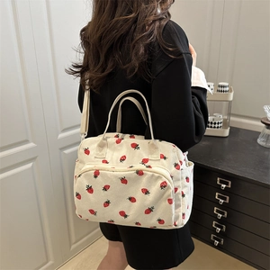 Grote herbruikbare corduroy lunchtas in beige met aardbeienprint en schouderband