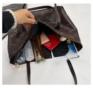 Dettaglio interno della borsa tote jacquard con orsetto e grande spazio per iPad