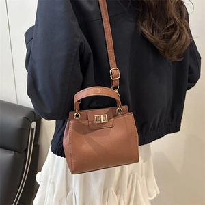 Sac à main en cuir marron avec boucle dorée et bandoulière réglable de style urbain