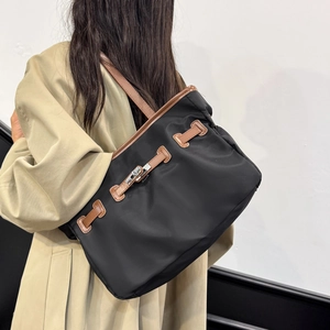 Große Shopper-Tasche aus schwarzem Nylon mit braunem Lederriemen und Drehverschluss
