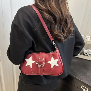 Rote Vintage-Umhängetasche aus Leder mit weißen Sternen und modischer Metallschnalle