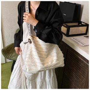 Sac fourre-tout en toile blanche avec franges et bandoulière tissée géométrique