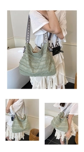Détail du sac cabas en toile vert clair avec bords effilochés et bandoulière à nœud rayé