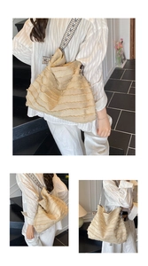 Détail du cabas en toile beige avec franges texturées et bandoulière à motifs