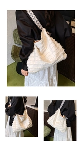 Détail du grand sac cabas blanc avec texture à franges et bandoulière géométrique
