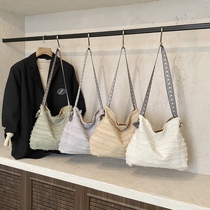 Grand sac cabas en paille avec franges et bandoulières à motifs en quatre couleurs