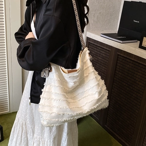 Grand sac cabas blanc en toile avec franges et bandoulière tissée à motifs géométriques