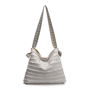 Grand sac cabas en toile grise avec texture frangée et bandoulière bohème tissée