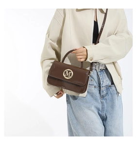 Borsa a mano in pelle verniciata marrone scuro con dettaglio logo M in metallo dorato
