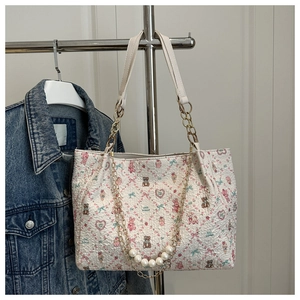 Détail du sac cabas blanc avec imprimés ours fleuris et tissu gaufré texturé