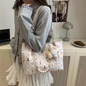 Sac fourre-tout crème avec imprimé floral, ours et bandoulière en perles chic