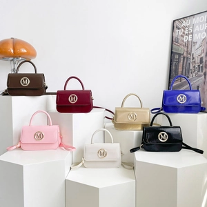 Elegante borsa in pelle verniciata con logo M in metallo e tracolla in diversi colori