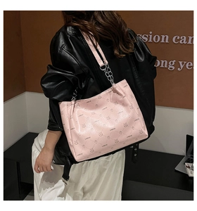 Détail du sac cabas rose avec motif lapin, logo LNBOE et bandoulière en chaîne et cuir