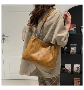 Détail du grand sac cabas caramel en cuir avec motif ours et bandoulière en chaîne