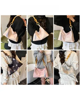 Sacs hobo brodés en diverses couleurs avec des motifs floraux de style traditionnel