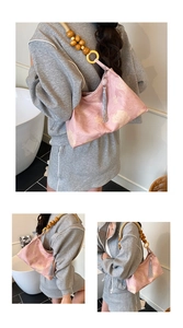 Sac fourre-tout à fleurs roses avec sangle en perles de bois et pompon gris