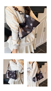 Détail du sac bandoulière en toile florale avec bandoulière en perles de bois et gland
