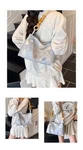 Détails de broderie florale vintage avec poignée en perles de bois et pompon gris