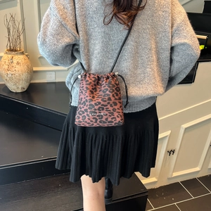 Sac seau à cordon imprimé léopard pour femme avec bandoulière et logo blanc détaillé